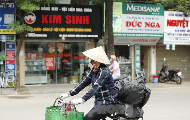 Hàng quán xung quanh bệnh viện Bạch Mai cửa đóng then cài - ảnh 10