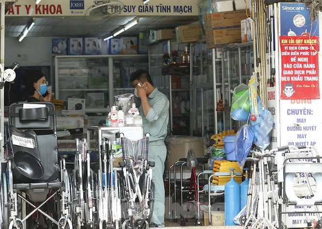 Hàng quán xung quanh bệnh viện Bạch Mai cửa đóng then cài - ảnh 12