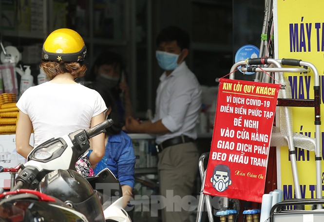 Hàng quán xung quanh bệnh viện Bạch Mai cửa đóng then cài - ảnh 13