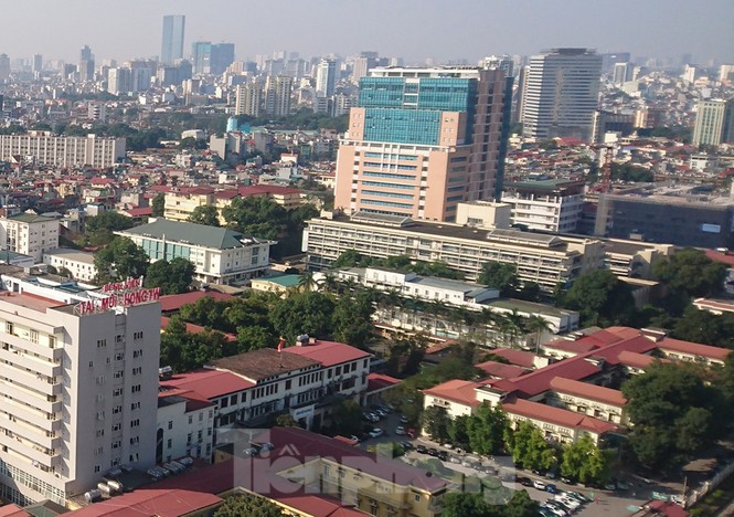Hàng quán xung quanh bệnh viện Bạch Mai cửa đóng then cài - ảnh 1