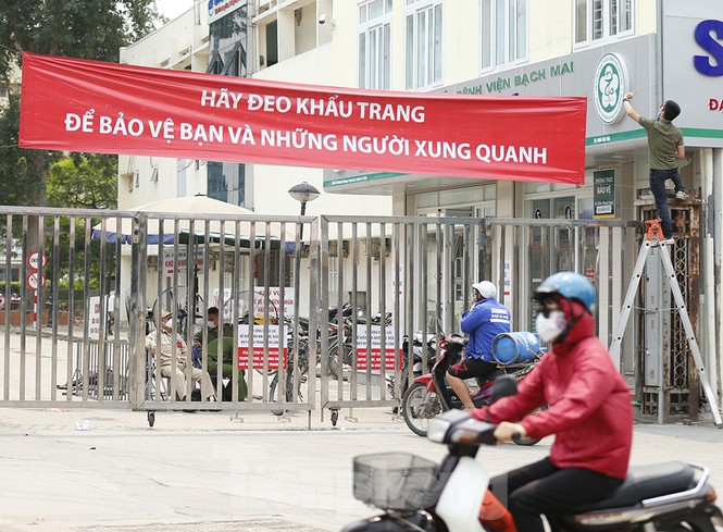 Hàng quán xung quanh bệnh viện Bạch Mai cửa đóng then cài - ảnh 5