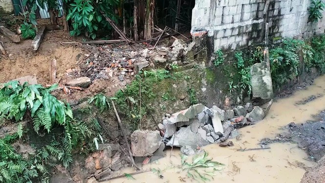 Tường bao bảo vệ nhà dân sập nát do đào mương thuộc dự án ‘nghìn tỷ’ tại TP Huế - ảnh 1