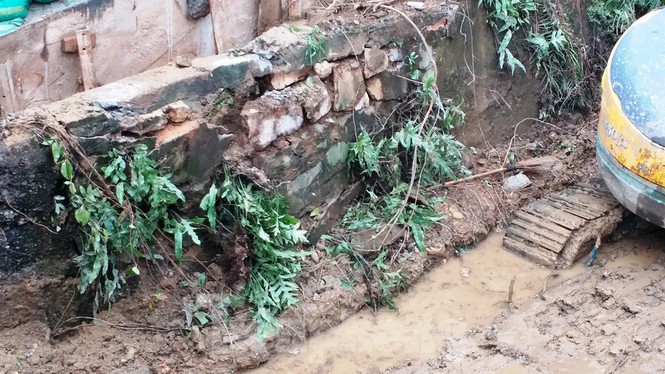 Tường bao bảo vệ nhà dân sập nát do đào mương thuộc dự án ‘nghìn tỷ’ tại TP Huế - ảnh 3