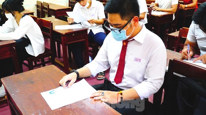 Hơn 12.000 thí sinh TT-Huế tập trung làm thủ tục thi THPT 2020 - ảnh 20