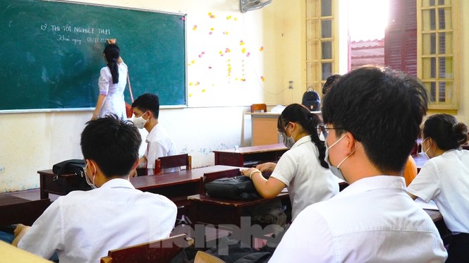 Hơn 12.000 thí sinh TT-Huế tập trung làm thủ tục thi THPT 2020 - ảnh 17