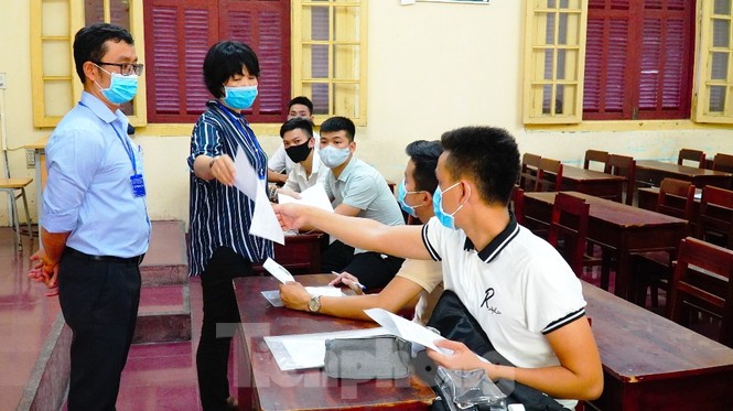 Hơn 12.000 thí sinh TT-Huế tập trung làm thủ tục thi THPT 2020 - ảnh 14