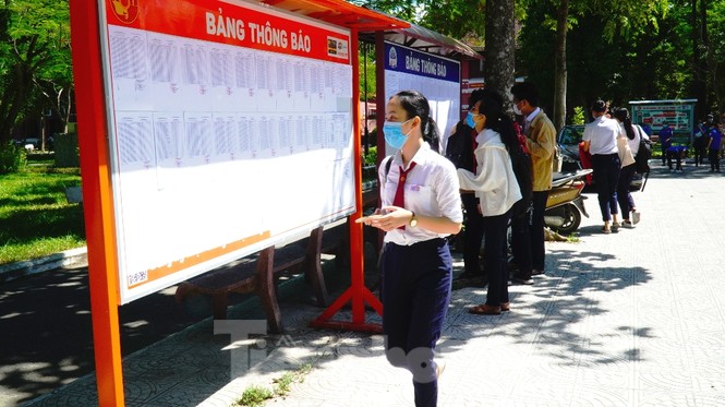 Hơn 12.000 thí sinh TT-Huế tập trung làm thủ tục thi THPT 2020 - ảnh 9