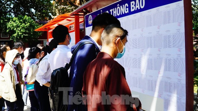 Hơn 12.000 thí sinh TT-Huế tập trung làm thủ tục thi THPT 2020 - ảnh 11