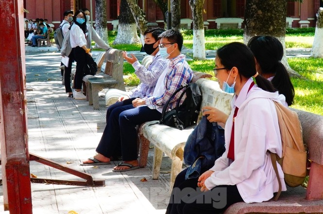 Hơn 12.000 thí sinh TT-Huế tập trung làm thủ tục thi THPT 2020 - ảnh 12