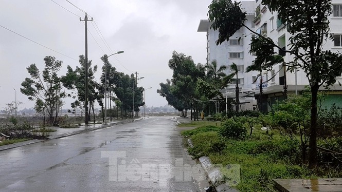 Gió mạnh, mưa lớn, đường phố tại Huế vắng hoe - ảnh 15