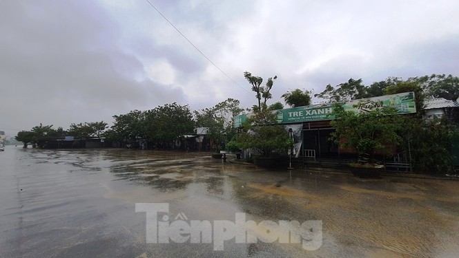 Gió mạnh, mưa lớn, đường phố tại Huế vắng hoe - ảnh 16