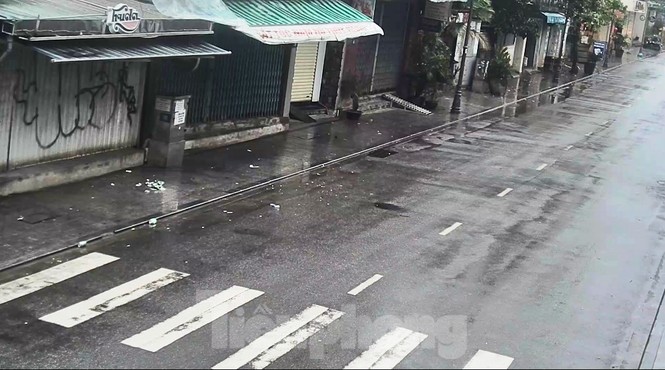Gió mạnh, mưa lớn, đường phố tại Huế vắng hoe - ảnh 5