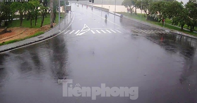 Gió mạnh, mưa lớn, đường phố tại Huế vắng hoe - ảnh 9