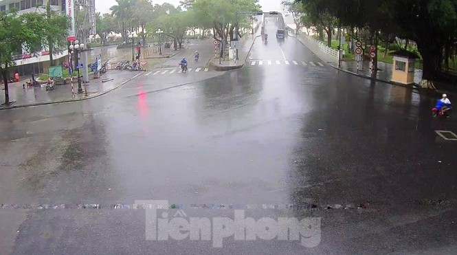 Gió mạnh, mưa lớn, đường phố tại Huế vắng hoe - ảnh 10