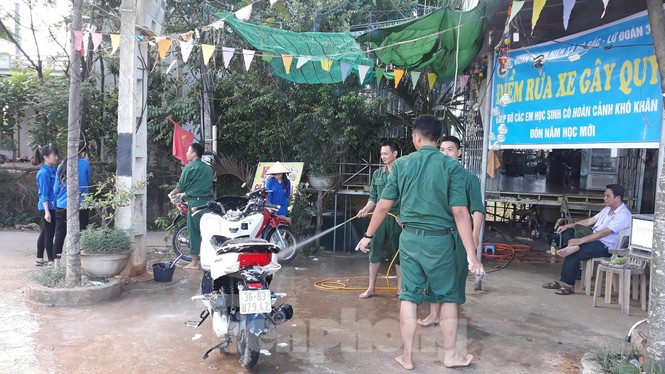 Tuổi trẻ Lữ đoàn 368 rửa xe gây quỹ khuyến học - ảnh 4