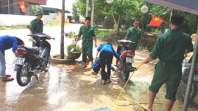 Tuổi trẻ Lữ đoàn 368 rửa xe gây quỹ khuyến học - ảnh 6