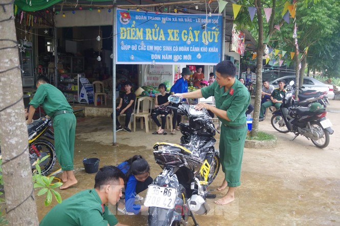Tuổi trẻ Lữ đoàn 368 rửa xe gây quỹ khuyến học - ảnh 5