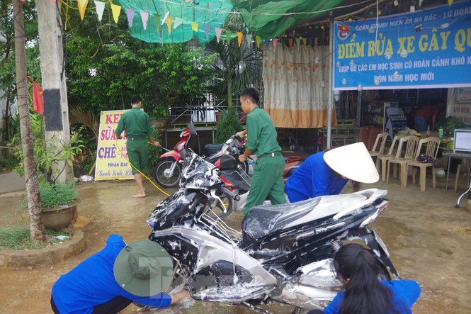 Tuổi trẻ Lữ đoàn 368 rửa xe gây quỹ khuyến học - ảnh 2