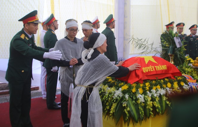 The tearful day of October 20 of Major General Hung's mother and wife - photo 3