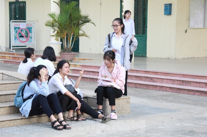 Gần 10.000 thí sinh Đà Nẵng đi thi trong thời tiết nóng bứcGần 10.000 thí sinh Đà Nẵng đi thi trong thời tiết nóng bức - ảnh 5