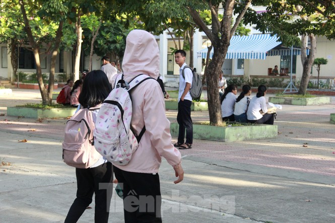 Gần 10.000 thí sinh Đà Nẵng đi thi trong thời tiết nóng bứcGần 10.000 thí sinh Đà Nẵng đi thi trong thời tiết nóng bức - ảnh 2