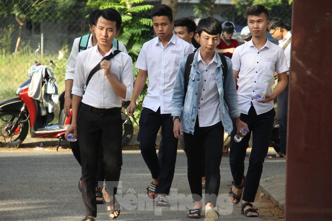 Gần 10.000 thí sinh Đà Nẵng đi thi trong thời tiết nóng bứcGần 10.000 thí sinh Đà Nẵng đi thi trong thời tiết nóng bức - ảnh 4