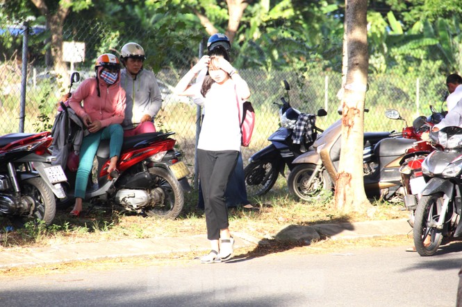 Gần 10.000 thí sinh Đà Nẵng đi thi trong thời tiết nóng bứcGần 10.000 thí sinh Đà Nẵng đi thi trong thời tiết nóng bức - ảnh 1