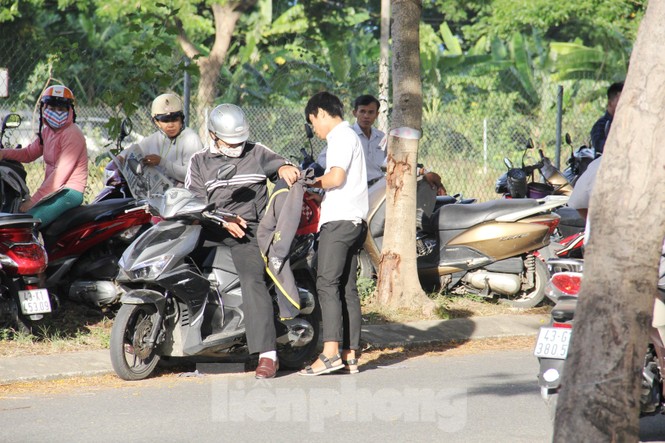 Gần 10.000 thí sinh Đà Nẵng đi thi trong thời tiết nóng bứcGần 10.000 thí sinh Đà Nẵng đi thi trong thời tiết nóng bức - ảnh 3