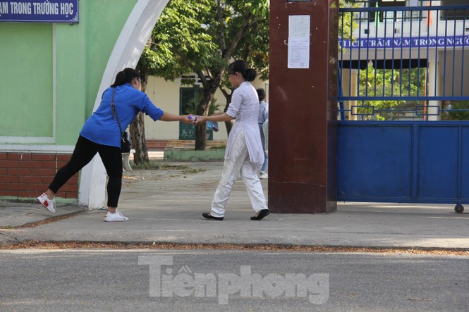 Gần 10.000 thí sinh Đà Nẵng đi thi trong thời tiết nóng bứcGần 10.000 thí sinh Đà Nẵng đi thi trong thời tiết nóng bức - ảnh 6