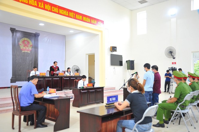 Phiên tòa xử chủ quán làm nhục khách ở Bắc Ninh chật kín người chứng kiến - ảnh 7