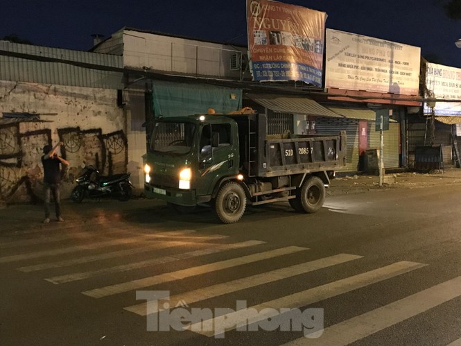 Theo chân CSGT 'dẹp loạn' xe tải chạy đường cấm ở Sài Gòn - ảnh 3