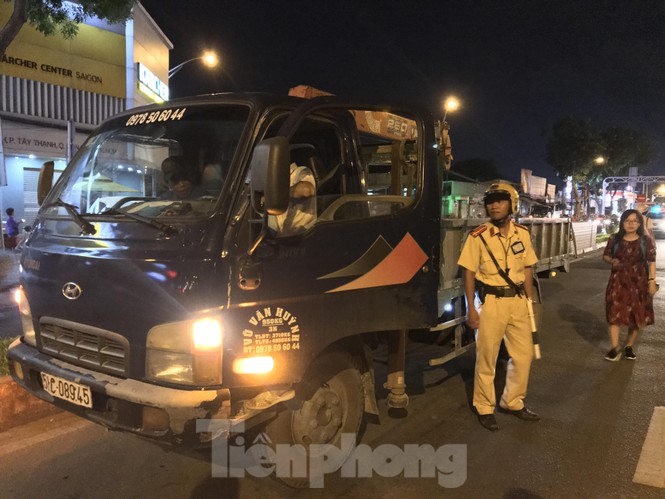 Theo chân CSGT 'dẹp loạn' xe tải chạy đường cấm ở Sài Gòn - ảnh 4