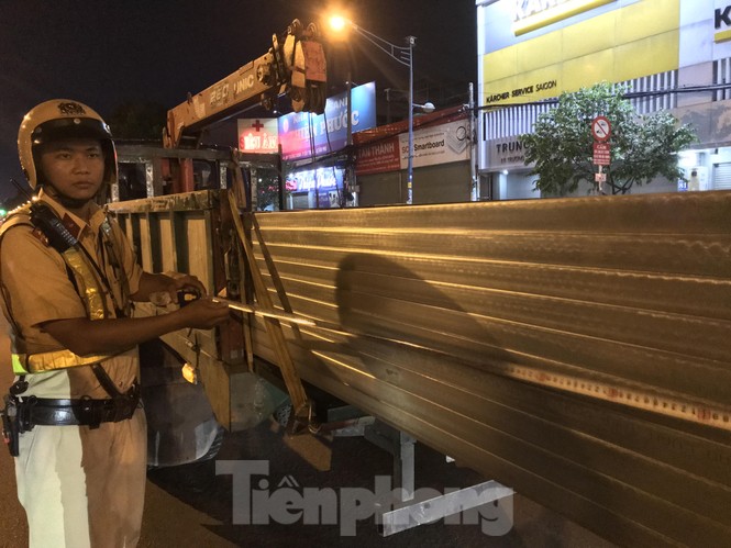Theo chân CSGT 'dẹp loạn' xe tải chạy đường cấm ở Sài Gòn - ảnh 7