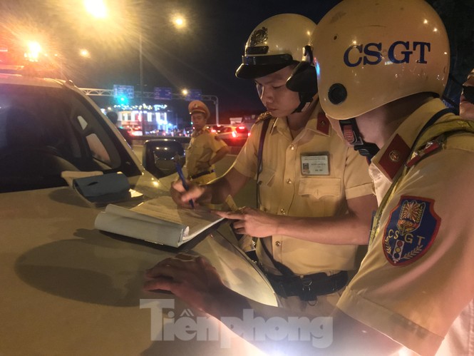 Theo chân CSGT 'dẹp loạn' xe tải chạy đường cấm ở Sài Gòn - ảnh 8