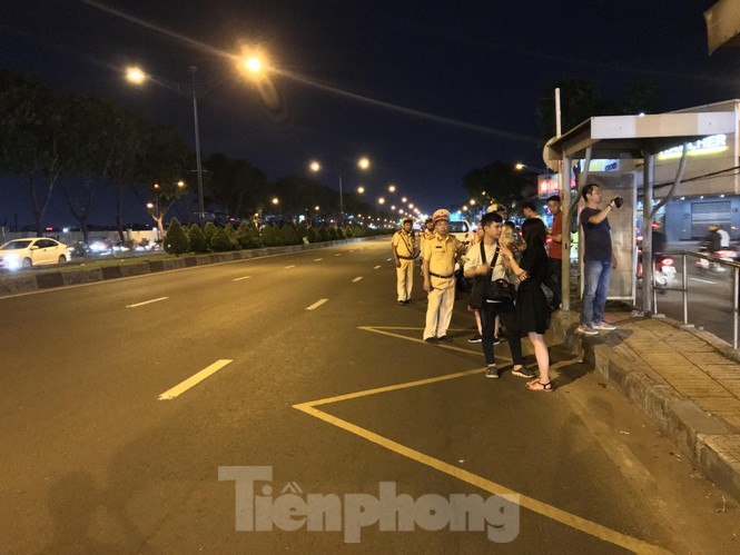 Theo chân CSGT 'dẹp loạn' xe tải chạy đường cấm ở Sài Gòn - ảnh 10