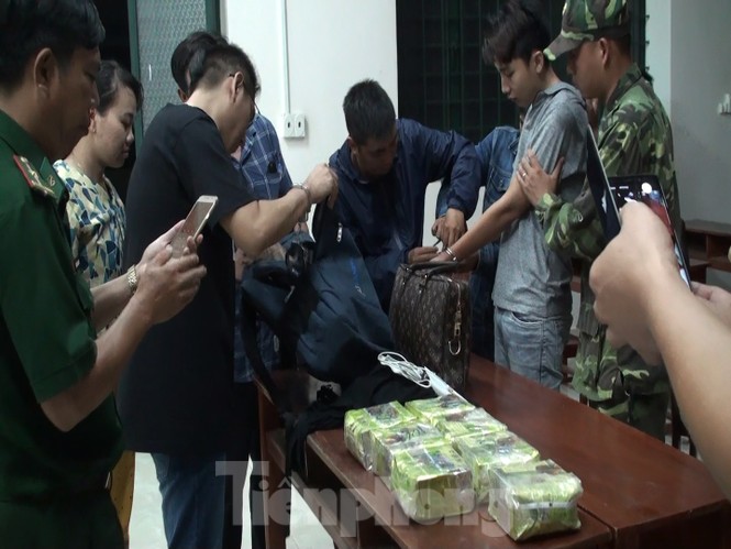Phá đường dây buôn ma tuý xuyên quốc gia thu giữ 10kg ma tuý đá - ảnh 4