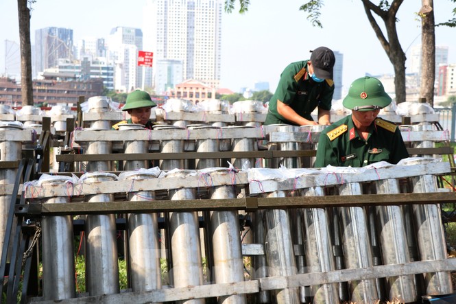 Trận địa pháo hoa trước giờ khai hoả đón năm mới ở Sài Gòn - ảnh 2
