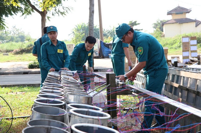 Trận địa pháo hoa trước giờ khai hoả đón năm mới ở Sài Gòn - ảnh 4