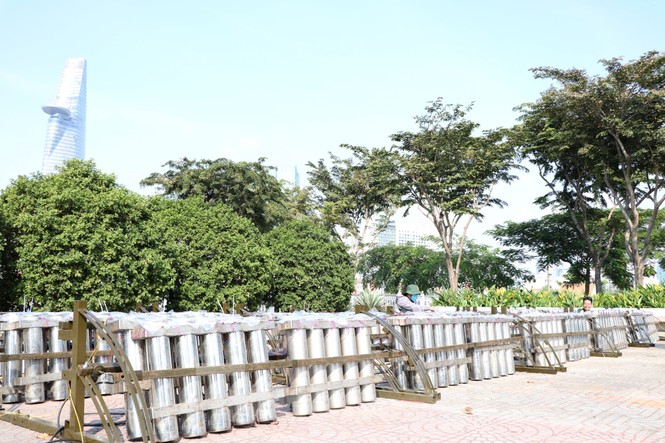 Trận địa pháo hoa trước giờ khai hoả đón năm mới ở Sài Gòn - ảnh 6