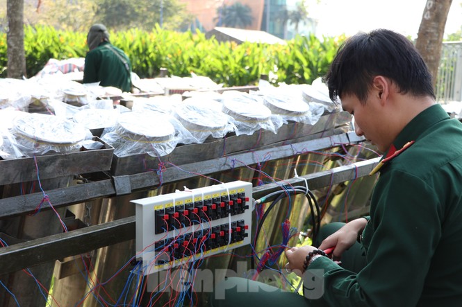 Trận địa pháo hoa trước giờ khai hoả đón năm mới ở Sài Gòn - ảnh 9