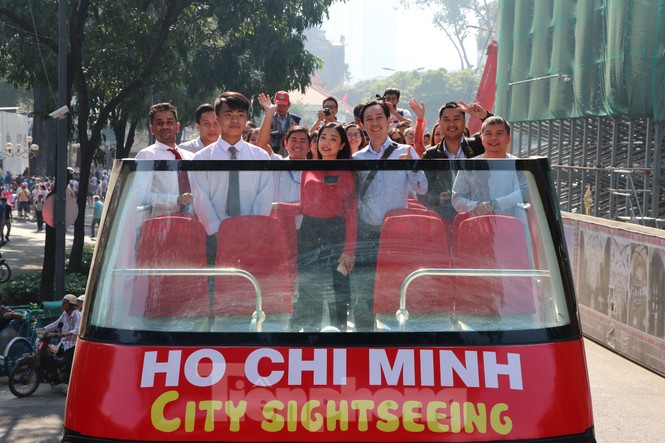Người Sài Gòn háo hức trải nghiệm xe buýt 2 tầng mui trần lần đầu xuất hiện - ảnh 2