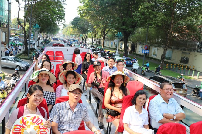 Người Sài Gòn háo hức trải nghiệm xe buýt 2 tầng mui trần lần đầu xuất hiện - ảnh 3