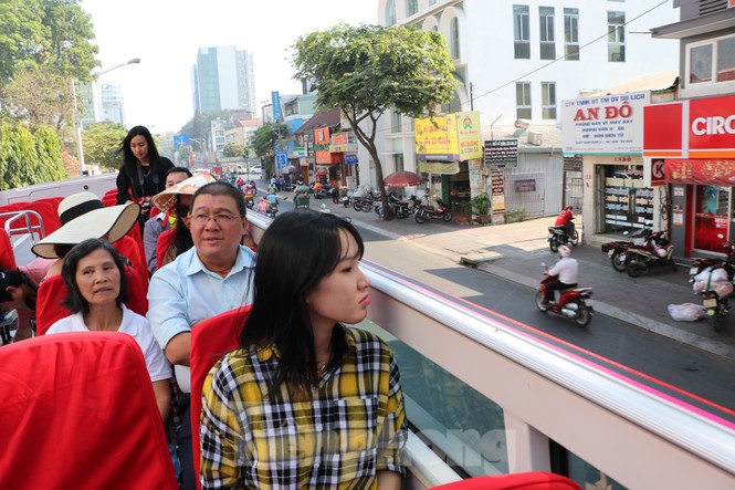 Người Sài Gòn háo hức trải nghiệm xe buýt 2 tầng mui trần lần đầu xuất hiện - ảnh 7