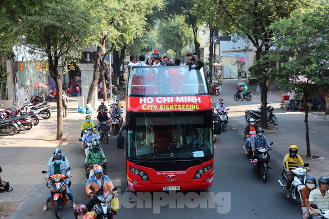 Người Sài Gòn háo hức trải nghiệm xe buýt 2 tầng mui trần lần đầu xuất hiện - ảnh 14