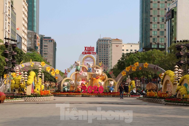 Cận cảnh đường hoa Nguyễn Huệ Tết Nguyên đán 2020 trước giờ khai hội - ảnh 1