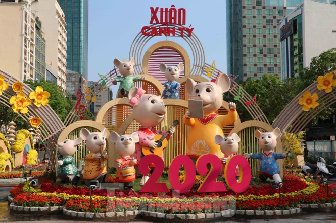 Cận cảnh đường hoa Nguyễn Huệ Tết Nguyên đán 2020 trước giờ khai hội - ảnh 2