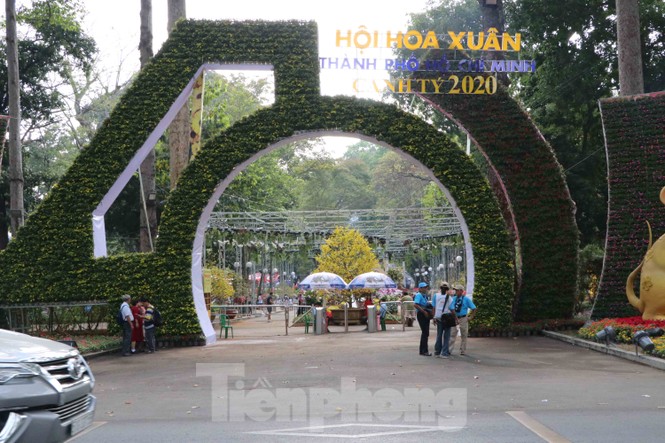 Dân Sài Gòn kéo nhau vào hội hoa xuân chụp hình 'tự sướng' ngày cận tết - ảnh 1