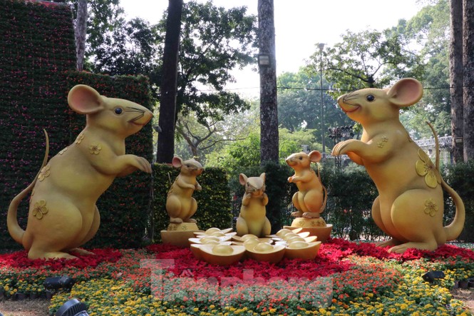 Dân Sài Gòn kéo nhau vào hội hoa xuân chụp hình 'tự sướng' ngày cận tết - ảnh 2
