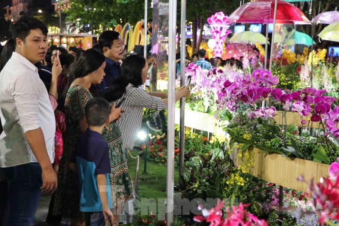 Người Sài Gòn chen chân thưởng ngoạn đường hoa Nguyễn Huệ ngày đầu khai trương - ảnh 7