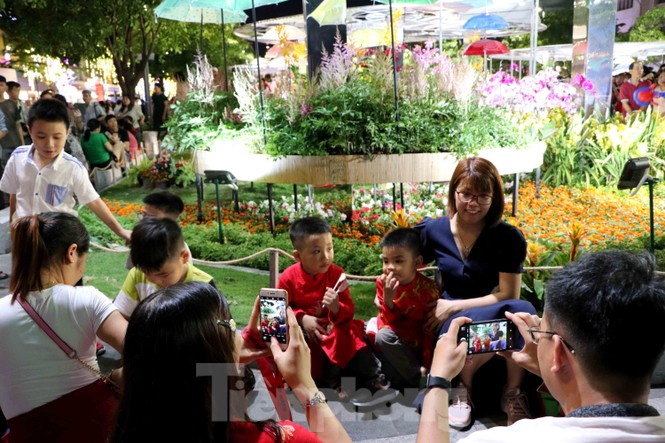Người Sài Gòn chen chân thưởng ngoạn đường hoa Nguyễn Huệ ngày đầu khai trương - ảnh 8